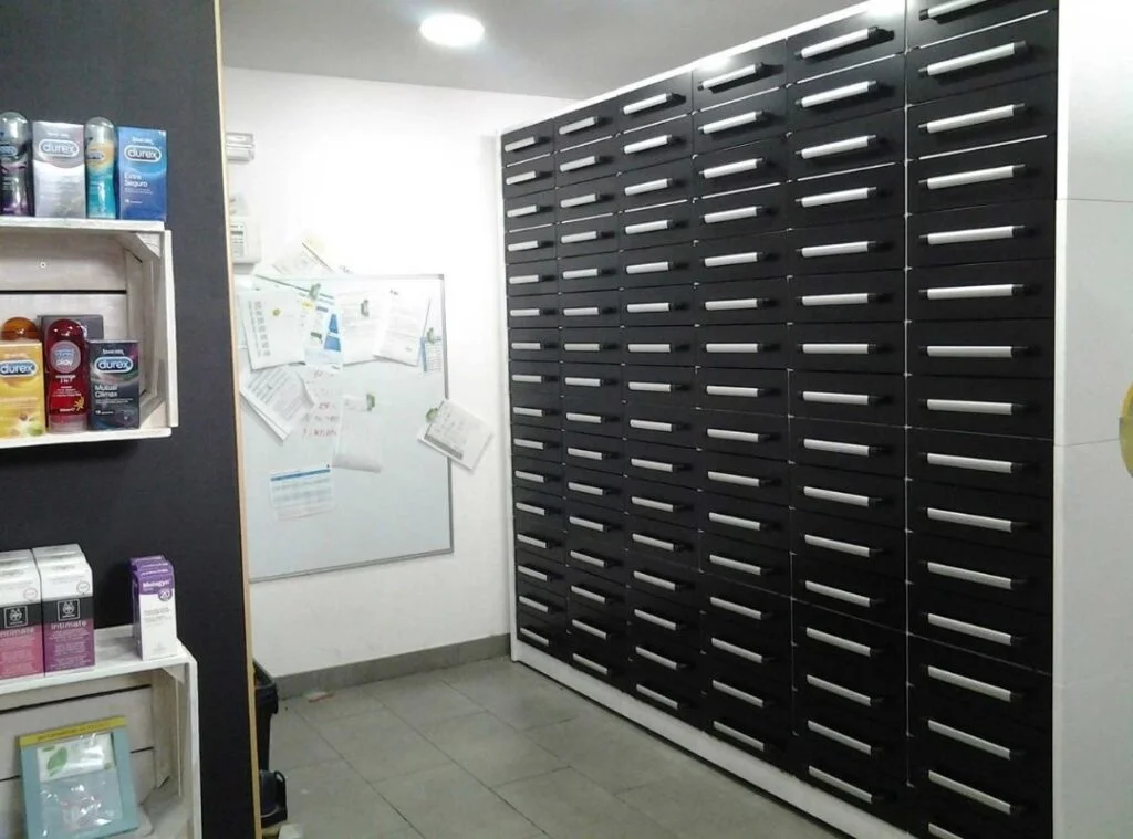 Armarios medicamentos farmacia negro